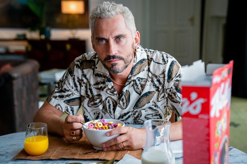 El actor Pedro Pascal desayunando cereales