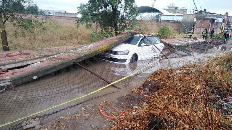 Coche atrapado en una inundación