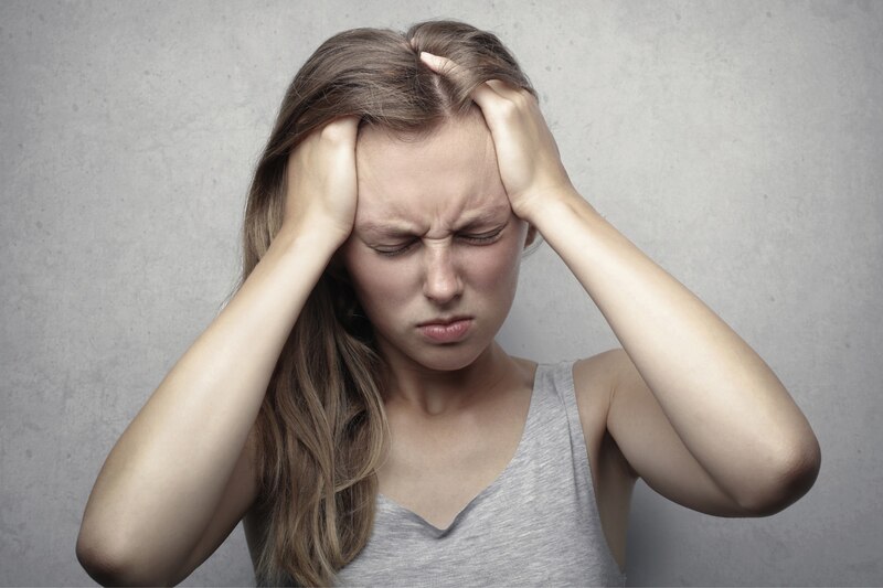 Mujer joven con dolor de cabeza