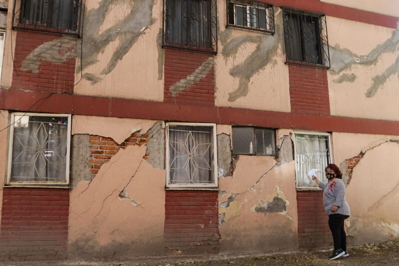 Daños en un edificio después de un terremoto