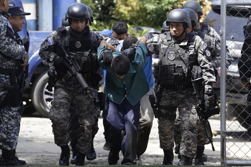 La policía captura a un presunto delincuente