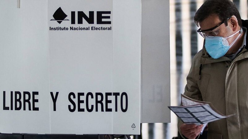 Un hombre vota en las elecciones generales de España