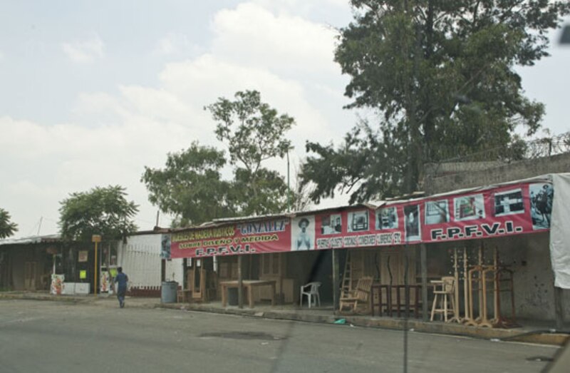 Una calle en un pueblo con negocios locales