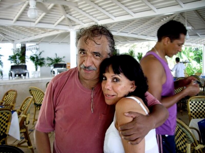 Pareja de mediana edad abrazada en un restaurante