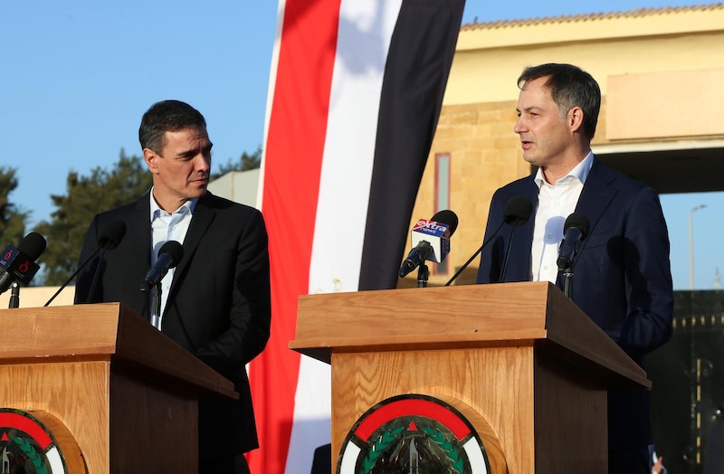 Pedro Sánchez y el primer ministro de Libia, Abdul Hamid Dbeibah, en una rueda de prensa conjunta en Trípoli