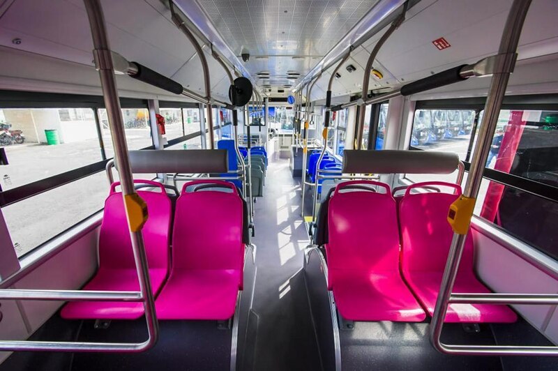 Autobús urbano con asientos vacíos