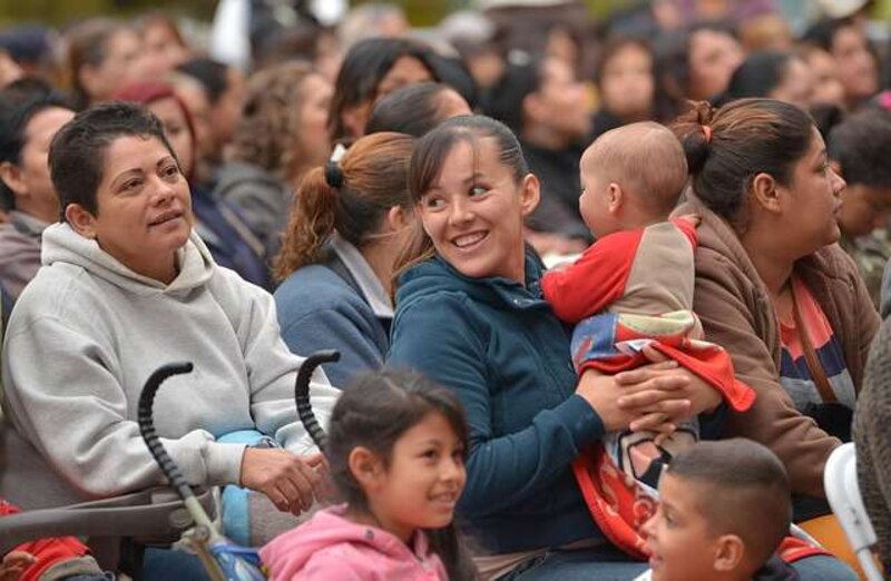 Mujeres y niños en un evento al aire libre
