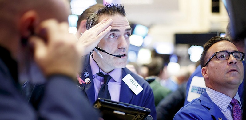 Un corredor de bolsa mira preocupado el mercado de valores