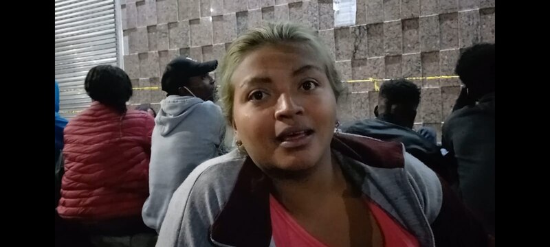 Mujer venezolana llora al ser entrevistada sobre la situación en su país