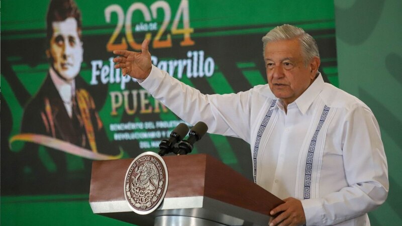 El presidente Andrés Manuel López Obrador habla durante una conferencia de prensa en Palacio Nacional.