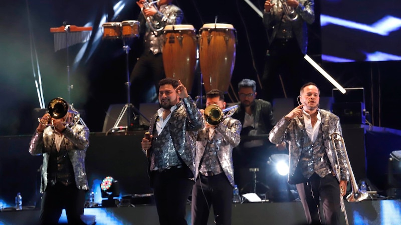 Banda el Recodo cantando en vivo