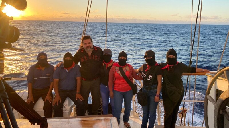 Un grupo de personas encapuchadas en un barco.