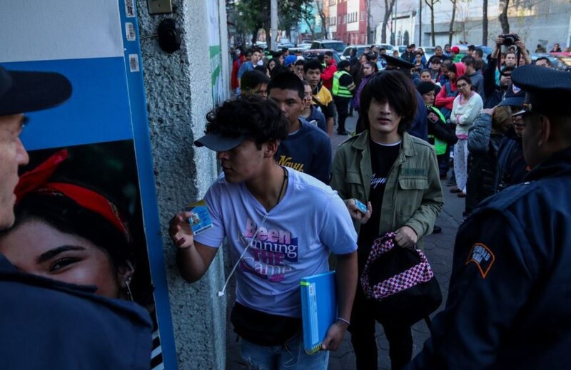 Jóvenes haciendo fila para entrar a un concierto