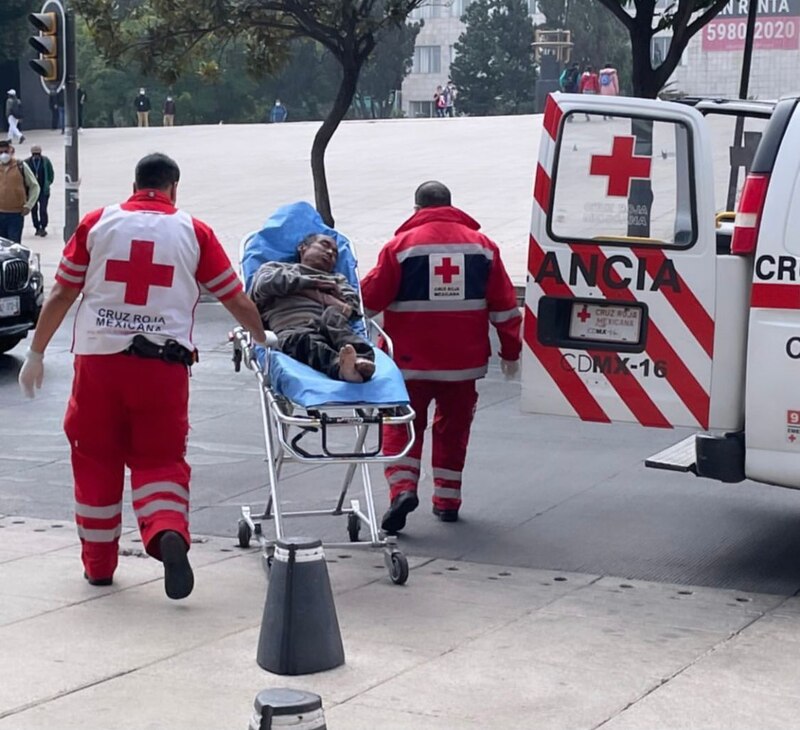 Paramédicos de la Cruz Roja Mexicana atienden a un hombre en la calle
