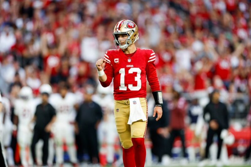 Jimmy Garoppolo, jugador de los 49ers de San Francisco, celebra una victoria.