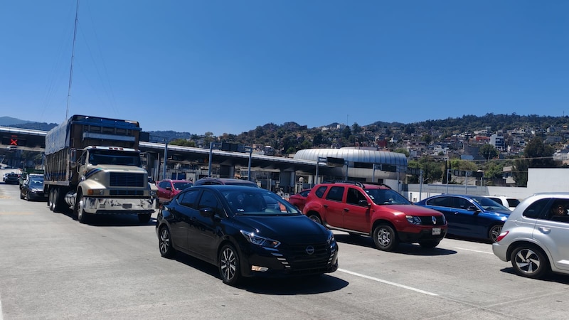 Autos en autopista de México