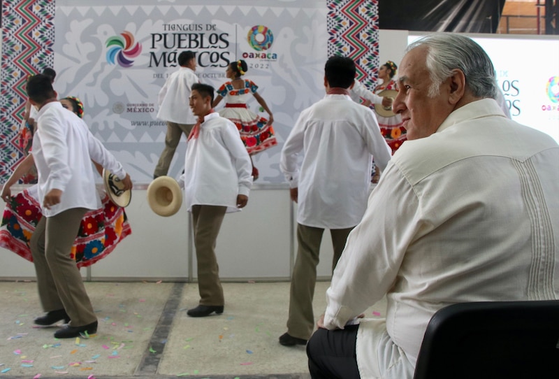 El gobernador de Oaxaca, Alejandro Murat, observa una danza tradicional durante la inauguración del Tianguis de Pueblos Mágicos 2022.