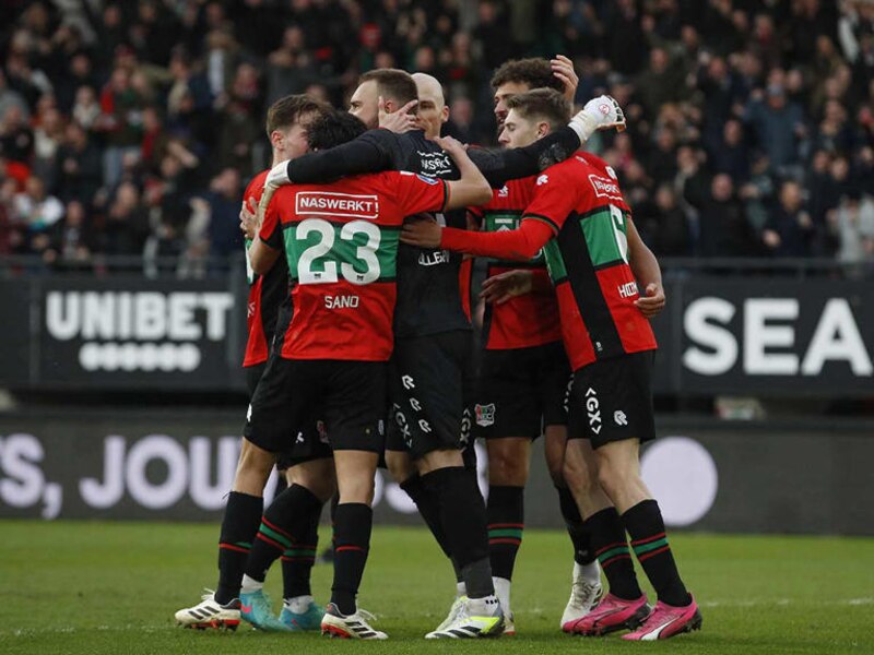 Jugadores de fútbol celebrando un gol