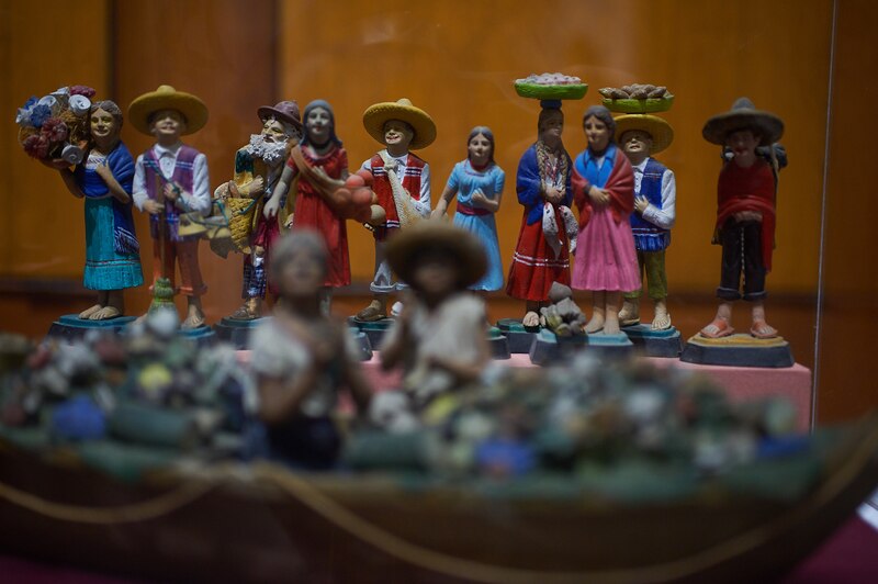 Figuras de barro pintadas a mano
