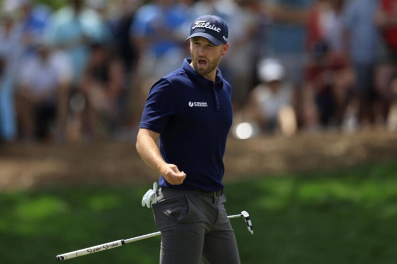 ¡Victoria! El golfista celebra su triunfo en el torneo.