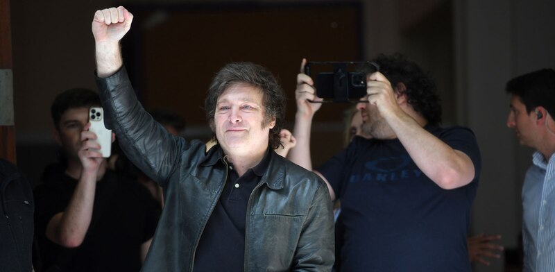 El cantante y compositor británico Sting saluda a sus fans.
