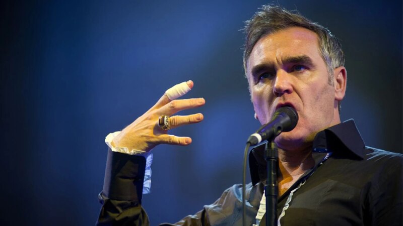 Morrissey, el ex vocalista de The Smiths, canta en un concierto en España.