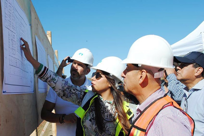 Visita de inspección a las obras de construcción del nuevo hospital.