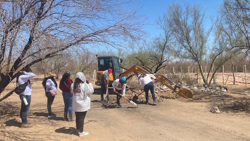 Integrantes de Madres Buscadoras escarban en tierra de predio rural de Hermosillo