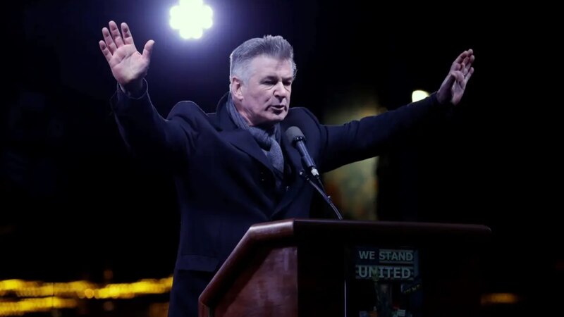 Alec Baldwin pronuncia un discurso en un mitin político.