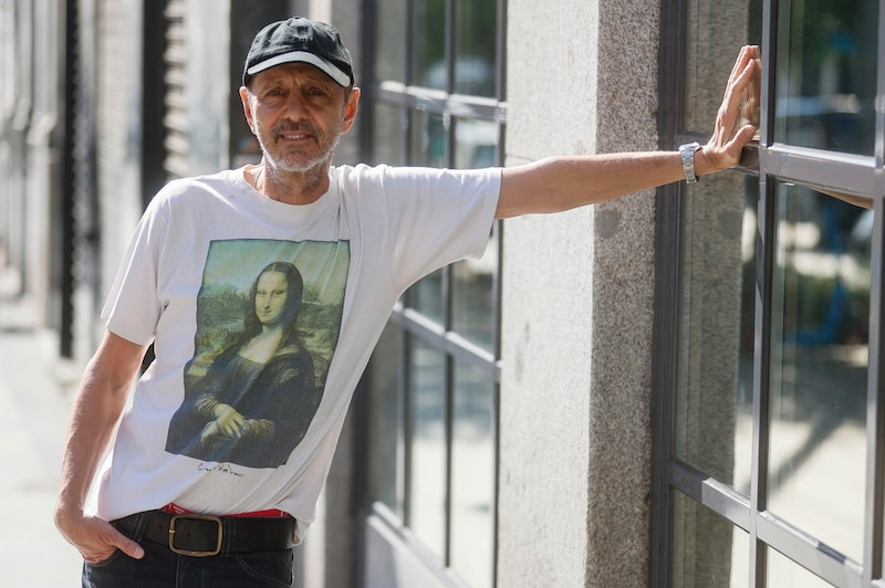 El artista urbano Banksy con una camiseta de la Mona Lisa