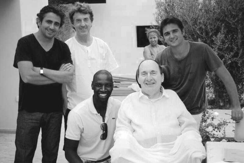 El director de cine Pedro Almodóvar (centro) junto a los actores Antonio Banderas (izquierda), Javier Bardem (derecha) y el productor Agustín Almodóvar (segundo por la derecha) en el rodaje de la película "Dolor y gloria" (2019).