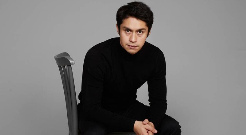 Joven sentado en una silla