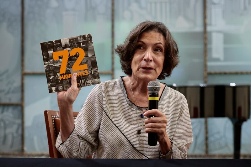 Escritora presenta su libro "72 migrantes"