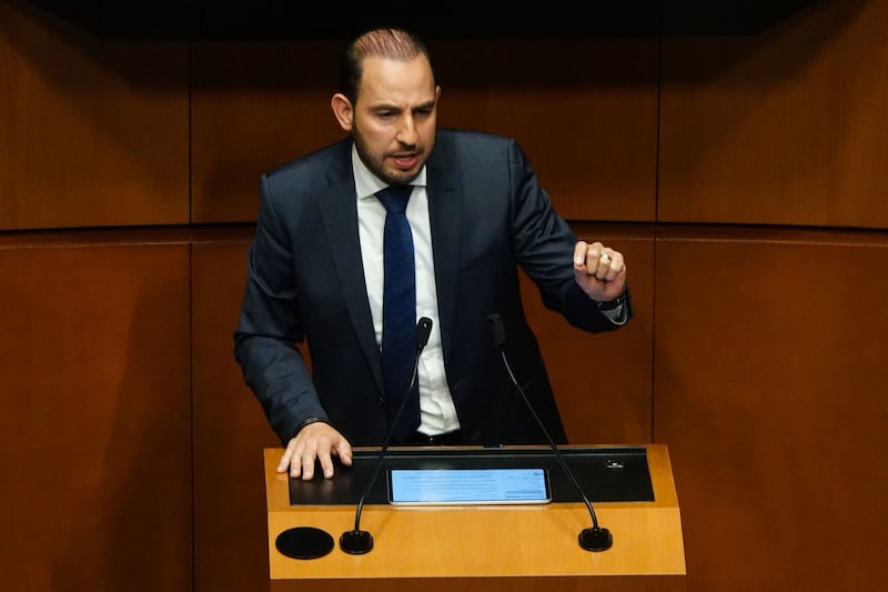 El senador panista Marko Cortés durante la sesión vespertina en al que se discute la aprobación de la Ley Infonavit ante el pleno del Senado del República.