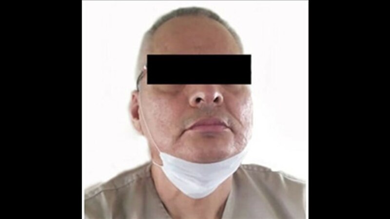 Retrato de un hombre con una máscara en la boca