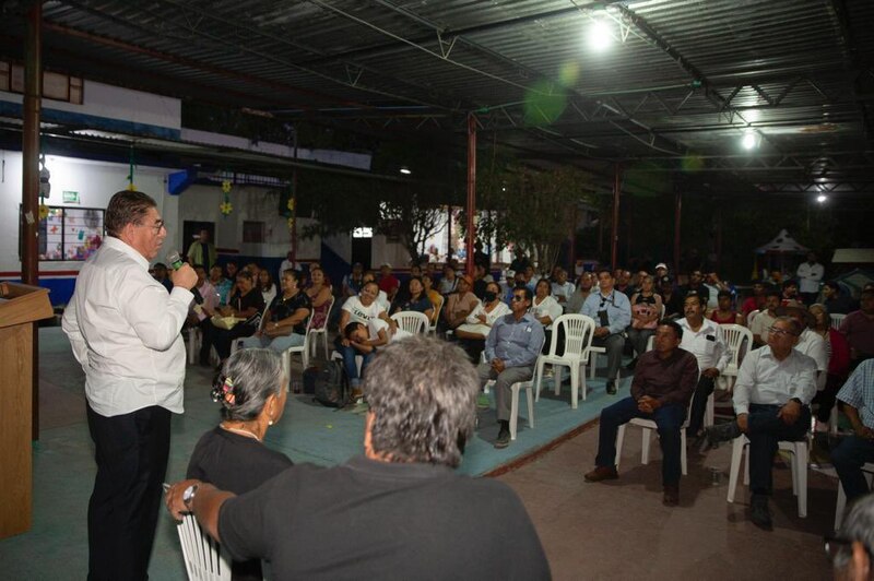 Un político dando un discurso a un grupo de personas.