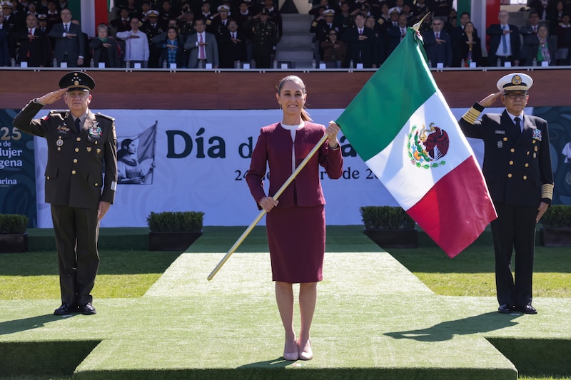 En el marco de la conmemoración del Día de la Bandera, la presidenta Claudia Sheinbaum Pardo aseveró que México ya no se arrodilla ante gobiernos extranjeros. En la imagen la acompañan los titulares de Defensa y Marina, general Ricardo Trevilla y el almirante Raymundo Morales Ángeles, respectivamente