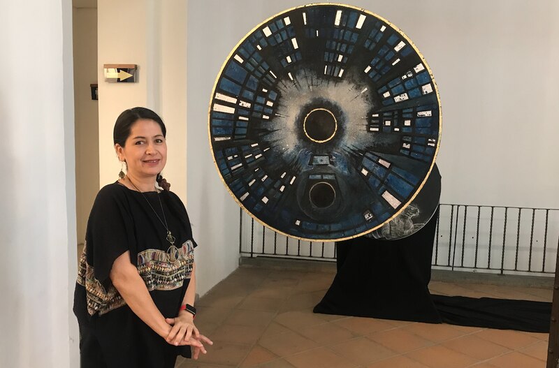 La artista visual mexicana Mariana Castillo Deball con su obra "Eco" (2018), en la exposición "Arqueología de lo invisible" en el Museo de Arte Carrillo Gil.