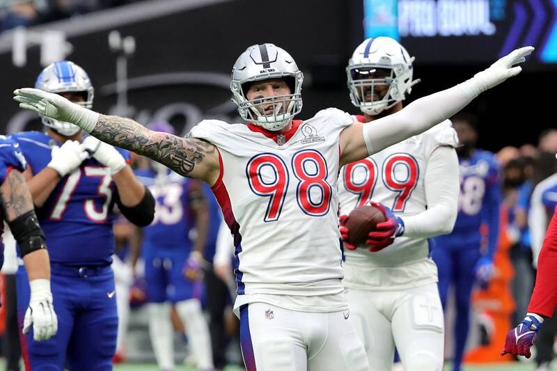 Zach Martin, jugador de fútbol americano de los Dallas Cowboys, celebra un touchdown.