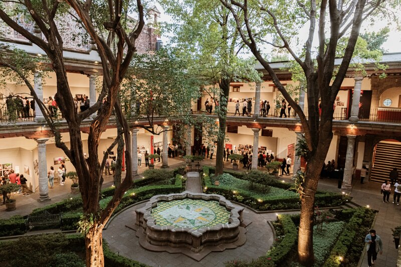 Vista panorámica del jardín central del Museo Fran Mayer