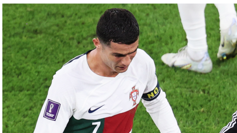 Cristiano Ronaldo, el jugador portugués, se muestra abatido tras la derrota de su selección ante Marruecos en el Mundial de Qatar 2022.