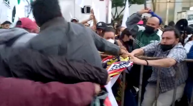 Pelea entre manifestantes y policías en una protesta