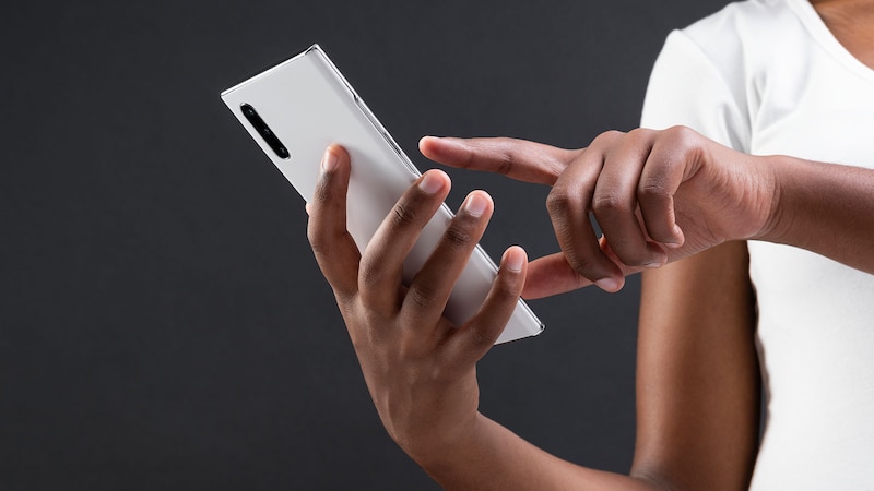 Mujer usando un teléfono móvil