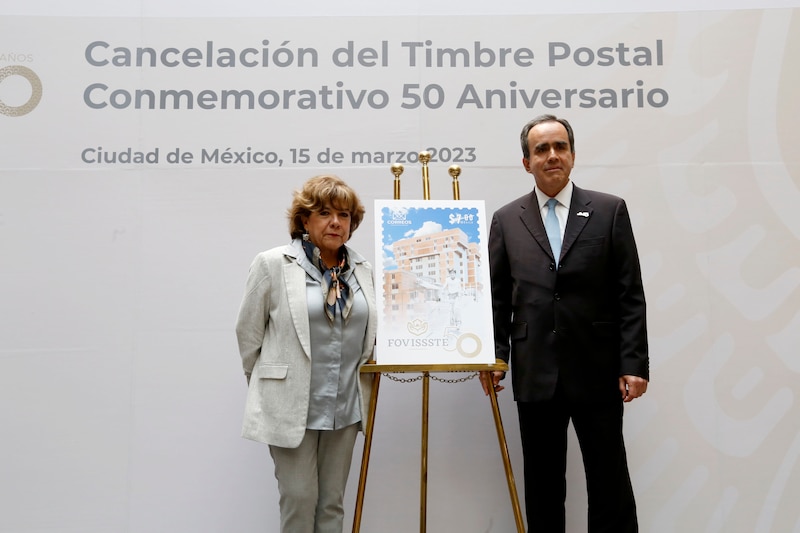 Title: Presentación del timbre postal conmemorativo del 50 aniversario del FOVISSSTE