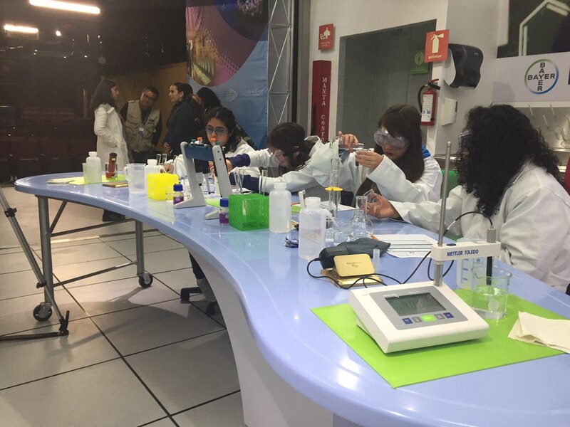 Jóvenes científicas experimentando en un laboratorio