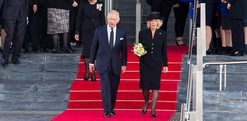 El rey Carlos III y la reina consorte Camilla asisten a un evento en Londres