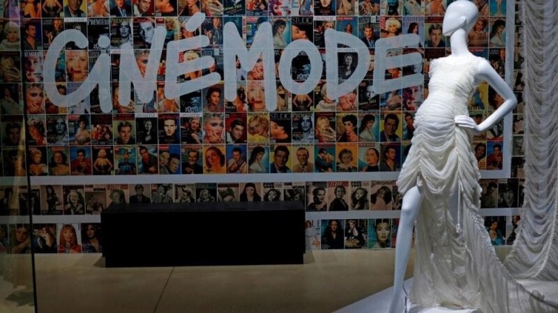 Un vestido de novia blanco hecho de papel de periódico reciclado.