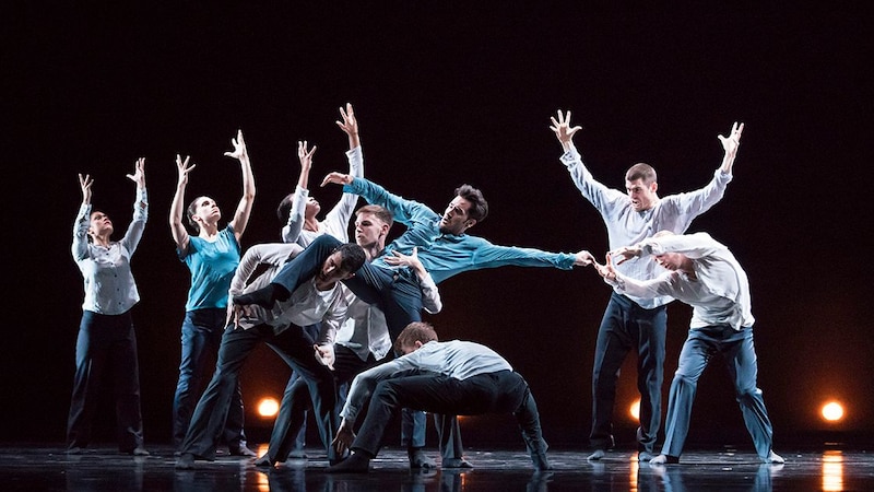 Compañía de danza contemporánea interpretando una pieza coreografiada