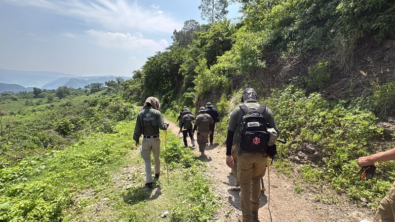 Equipo de búsqueda con familiares y autoridades explorando zona agreste en Tonalá durante operativo de localización
