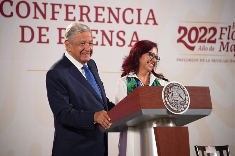 AMLO y Sheinbaum sonríen durante la conferencia de prensa matutina.